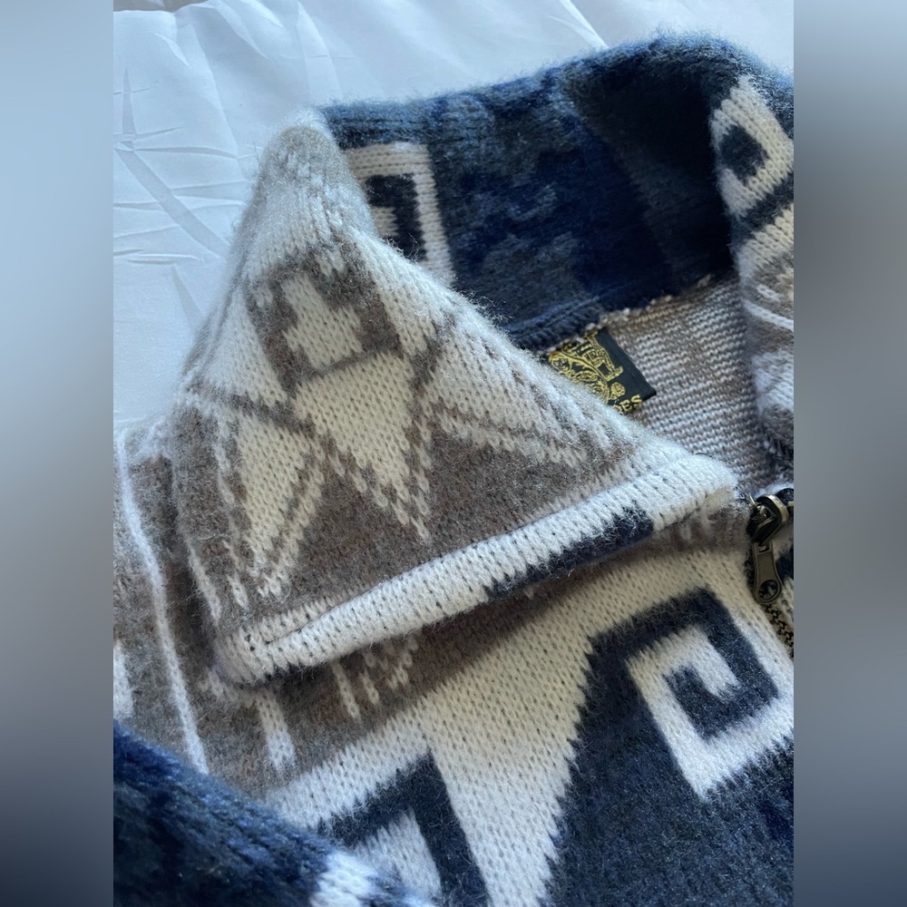 Men's Geometric Pattern Sweater - Navy and Beige - Picture 4 of 7